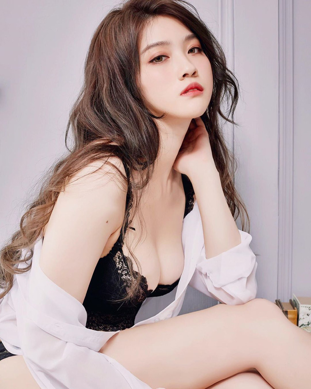 Yuxi, nổi bật với vẻ ngoài xinh đẹp và cuốn hút, là một YouTuber thường xuyên chia sẻ cuộc sống của mình qua các video