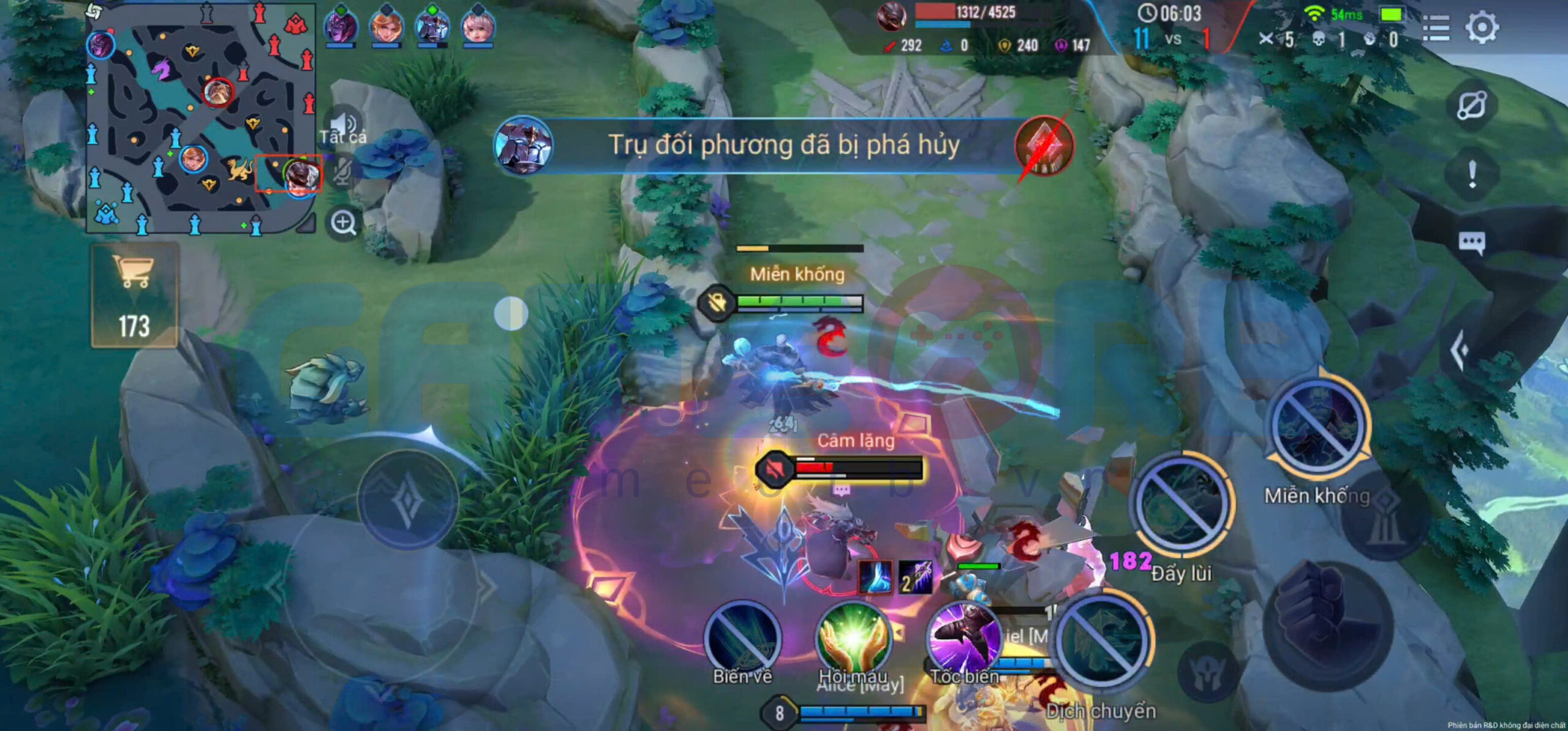 Cách chơi Bolt Baron gai đoạn giữa game là ép đối thủ giao tranh để bắt chủ lực team địch hoặc ép trụ