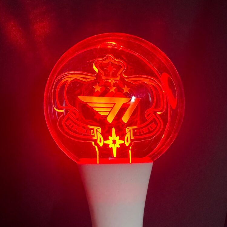 T1 ra mắt lightstick chính thức, gây tranh cãi trong cộng đồng fan