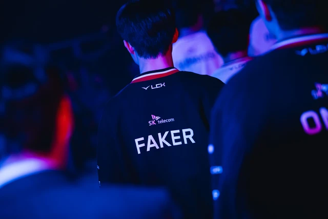 Nhưng Faker thì sẽ gắn bó thêm một thời gian dài với T1 và LMHT nữa.