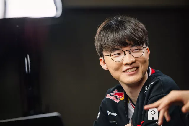 Faker nhận được sự tán dương từ đối thủ đàn em.
