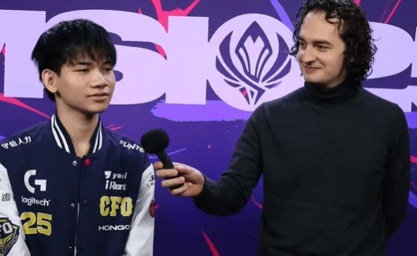 HongQ thừa nhận Faker tỏa ra hào quang "như thần" và không ai có thể cưỡng lại việc ngoái nhìn Faker 2 3 lần nếu có dịp gặp gỡ.
